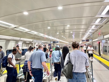 La MTA ofrecerá un servicio limitado de autobuses lanzadera entre semana para trabajadores esenciales y personas que no puedan teletrabajar. Foto: X @MTA