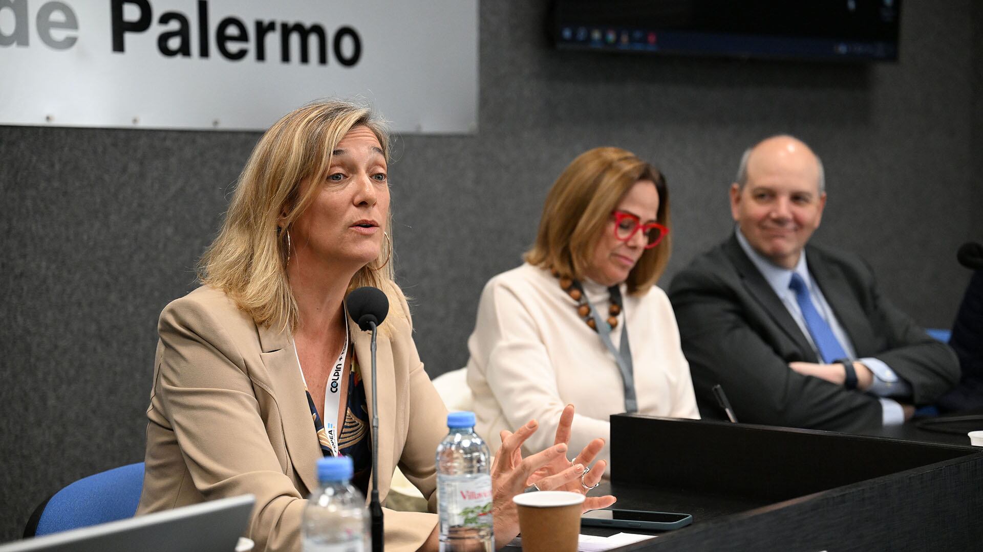 María Eloísa Quintero, jefa del Departamento de investigación y litigio de CICIG; Mercedes de Freitas, directora ejecutiva de TI Venezuela; y el fiscal Sergio Rodríguez (Maximiliano Luna)