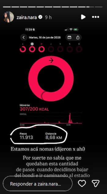 Captura de pantalla de la historia de Instagram de Zaira Nara, mostrando un monitor de actividad física en un fondo negro con círculos rosados, 11.913 pasos y 8,68 KM