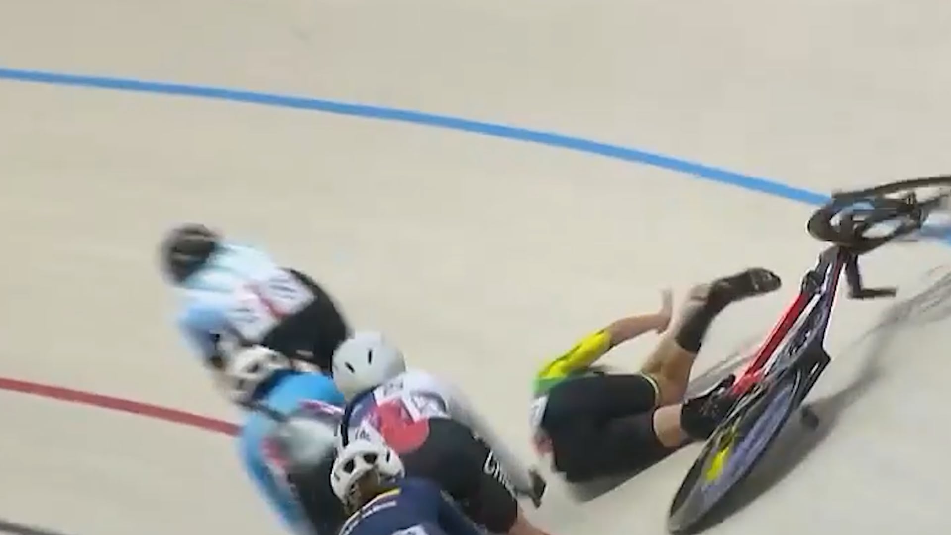 Una competidora cayó y otras dos no pudieron evitar la colisión