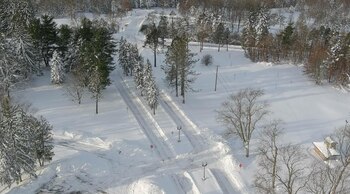 Montículos de nieve alcanzan alturas