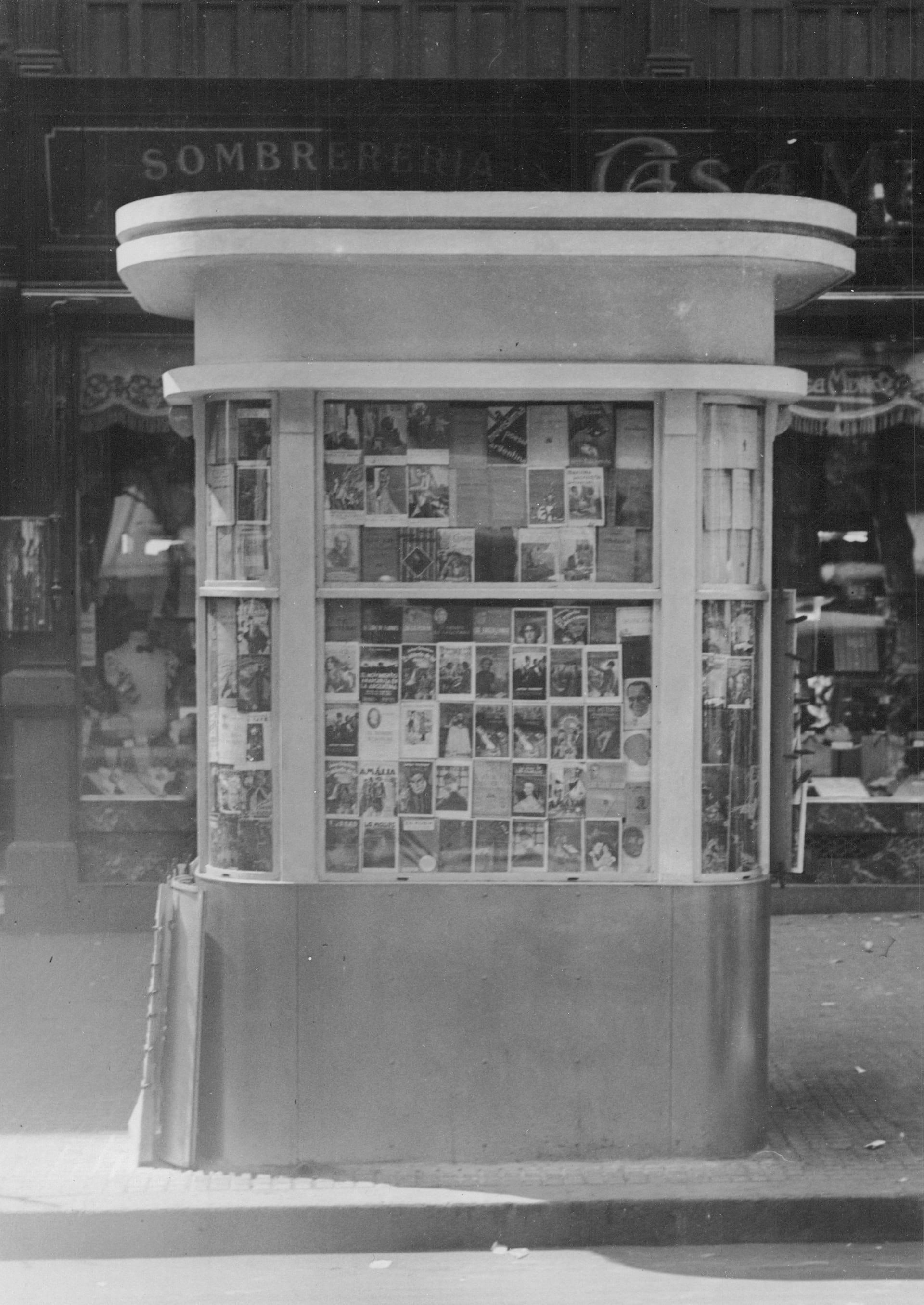 Kiosco abarrotado de libros