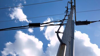 Mujer murió electrocutada intentando recoger