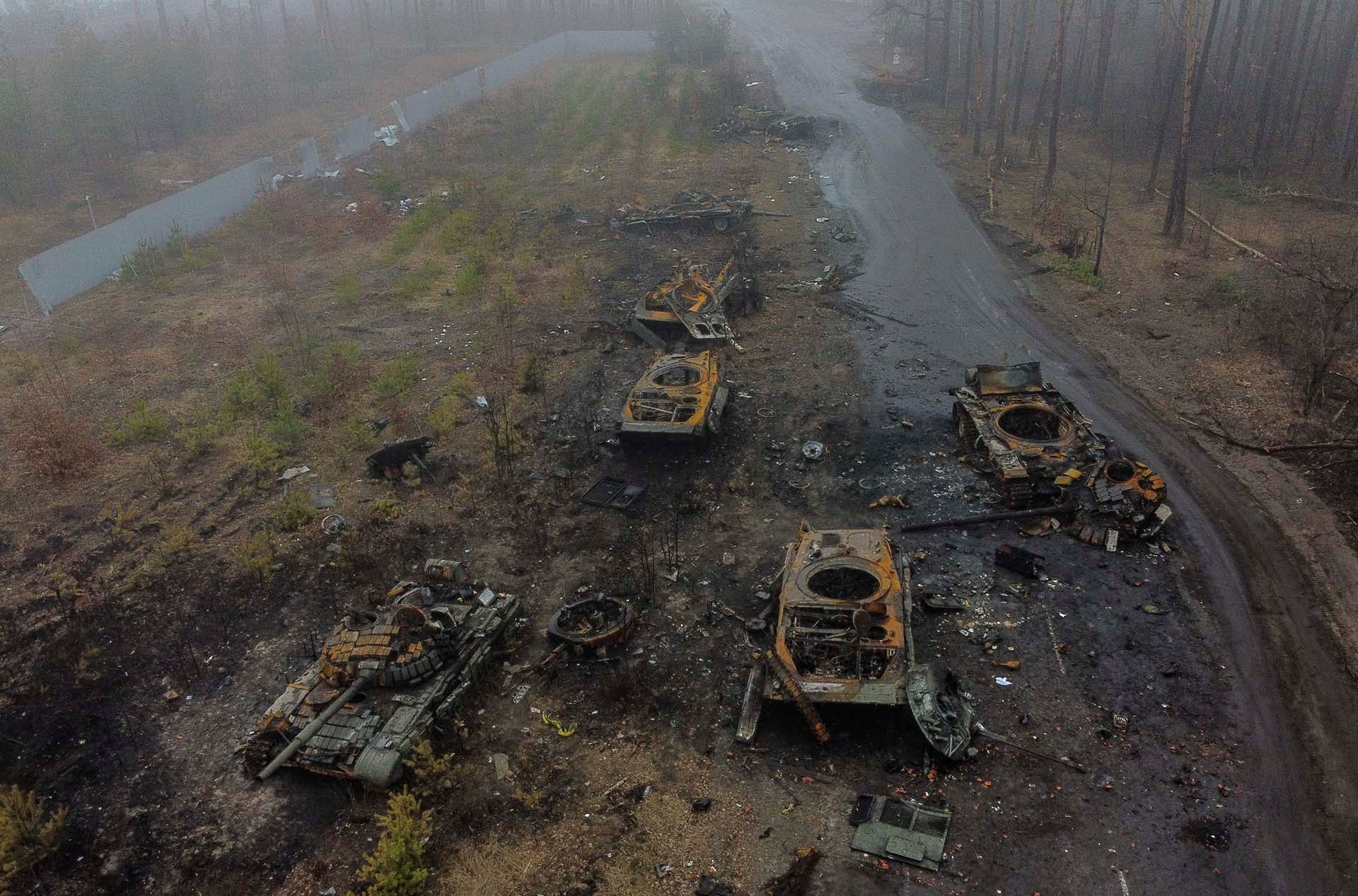 Vehículos blindados rusos quemados en las afueras de Kiev (Ronaldo SCHEMIDT/AFP)