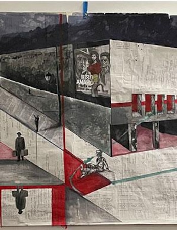 Collage y pintura con figuras humanas, edificios, farola, líneas geométricas y póster de película 'Riso Amaro' sobre fondo de texto de periódico