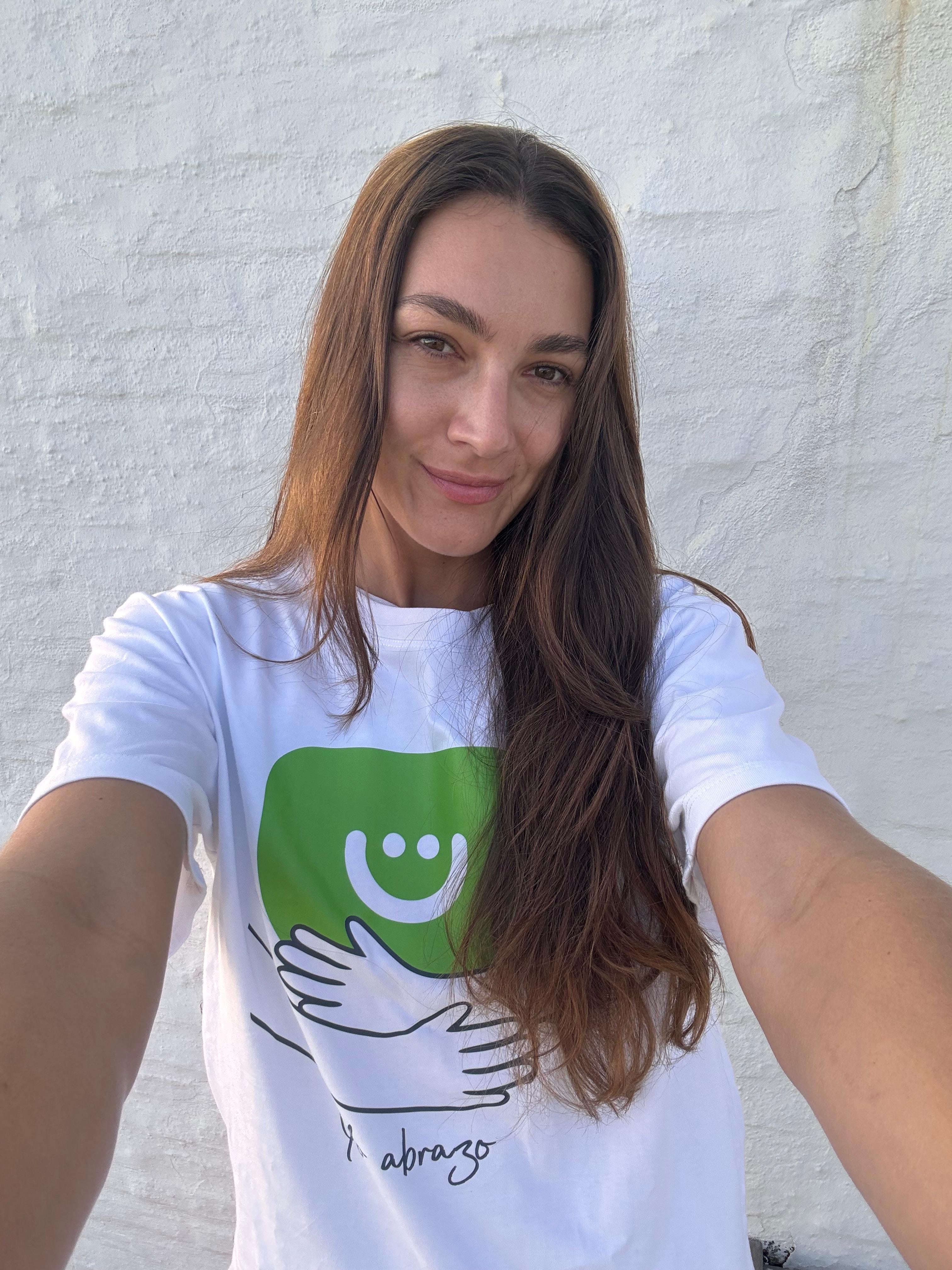 Luciana Pedraza acompaña la movida solidaria de #YoAbrazo para destacar el valor del acompañamiento integral