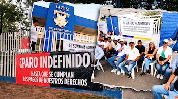 Una imagen compuesta de la fachada azul de una universidad con un gran cartel de paro y un grupo de personas sentadas bajo una carpa con pancartas.