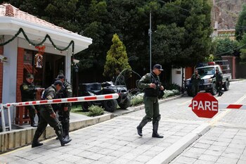 Policías vigilan la entrada de