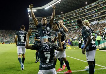 Soccer Football - Copa Libertadores - Group E - Deportivo Cali v Boca Juniors - Estadio Deportivo Cali, Palmira, Colombia - April 5, 2022 Deportivo Cali's Jhon Vasquez celebrates scoring their second goal with teammates REUTERS/Luisa Gonzalez