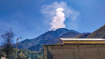 Volcán Ubinas: IGP recomienda elevar nivel de alerta en Moquegua después de que emitió gases y cenizas hasta mil metros