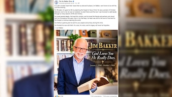 Captura de pantalla de una publicación de Facebook con texto en inglés y la foto de Jim Bakker con una Biblia abierta