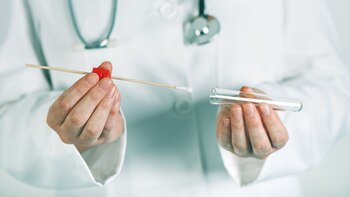 O que descobriu a primeira pesquisa realizada em voluntários propositalmente infectados com COVID-19