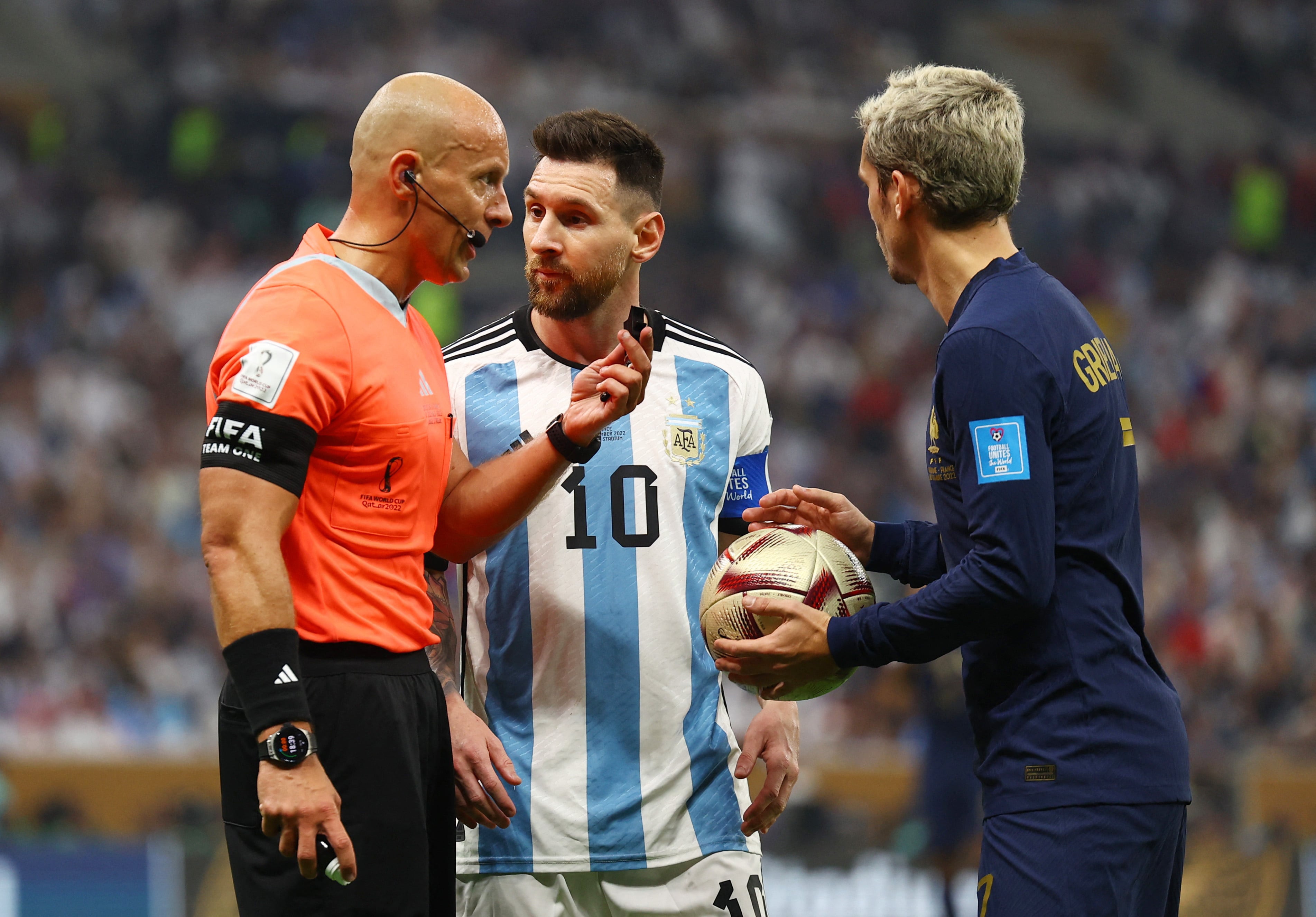 El árbitro polaco Szymon Marciniak impartirá justicia en el debut de Argentina ante Argelia (REUTERS/Kai Pfaffenbach)
