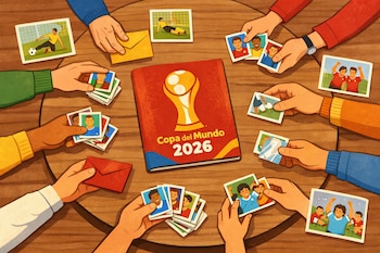Vista aérea de varias manos de diferentes edades intercambiando estampas y sobres Panini sobre una mesa de madera, con el álbum Copa del Mundo 2026 en el centro.