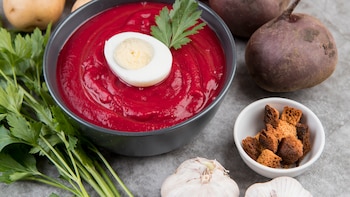 Salmorejo de remolacha: una receta moderna para sorprender a tus invitados este verano