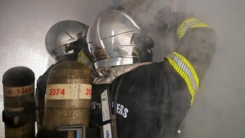 Deportan a los dos bomberos