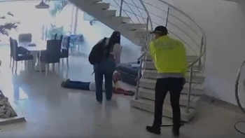 Los falsos agentes de la Sijín ingresaron a la casa de la pareja de adultos mayores tras simular un procedimiento oficial - crédito X