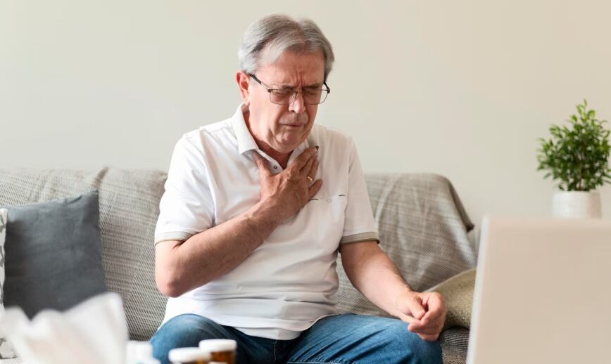 Mareos acompañados de dolor en el pecho o palpitaciones requieren consulta médica inmediata (Freepik)