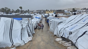 Mueren dos palestinos, incluida una niña, en un ataque israelí en un campamento de desplazados en Gaza