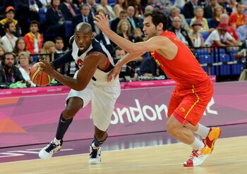 Calderón contra Kobe Bryant en un partido durante los Juegos Olímpicos de Londres 2012