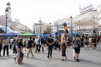 30/09/2026 Decenas de personas pasean por la Puerta del Sol, a 30 de septiembre de 2026, en Madrid (España). La acampada por la vivienda instalada en la Puerta del Sol ha obligado a aplazar el montaje de la exposición '1776-We The Hispanics', prevista desde este jueves dentro de Hispanidad 2026, y deja en el aire la instalación de los escenarios para las actividades programadas en este punto de la capital.
POLITICA
Jesús Hellín - Europa Press