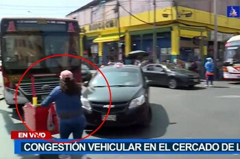 Ambulante casi es atropellada en