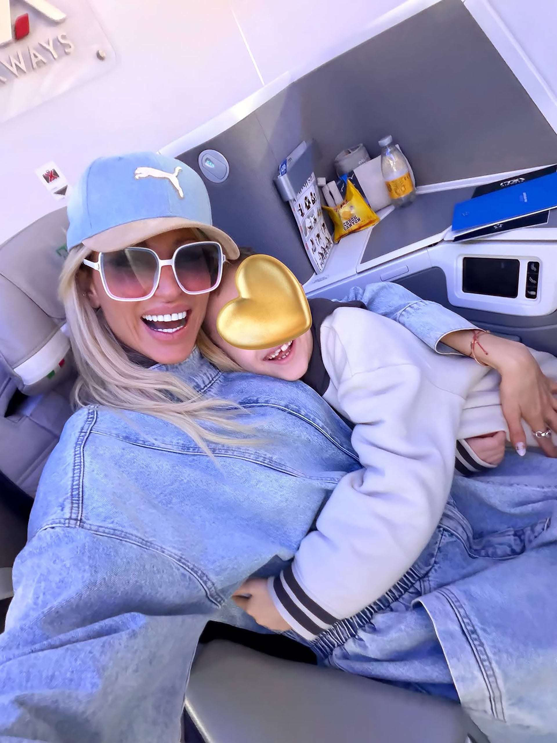 El viaje sorpresa a Grecia de Vicky Xipolitaquis y su hijo