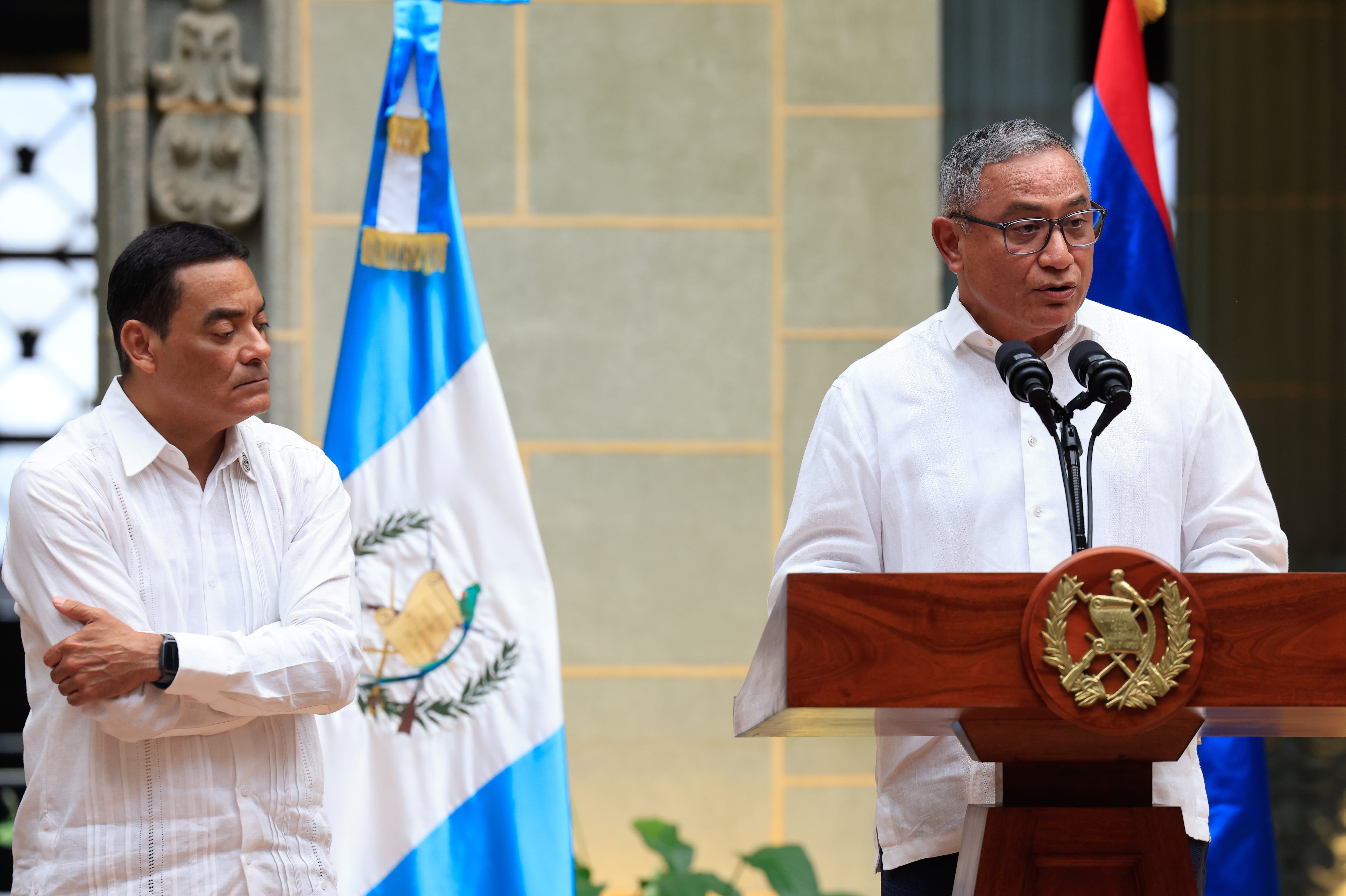 El ministro de relaciones exteriores de Belice, Francis Fonseca (d) (EFE)