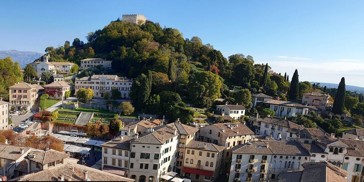 Vestigios prehistóricos, historias de monarquías y paisajes únicos: así es Asolo, el pueblo de los cien horizontes
