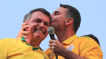 Jair Bolsonaro pidió a la Corte Suprema de Brasil que le permita recibir a su hijo Flávio antes del balotaje