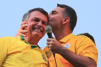 Flavio Bolsonaro (der.), hijo del expresidente brasileño Jair Bolsonaro, le da un beso a su padre (EFE/ André Coelho/Archivo)