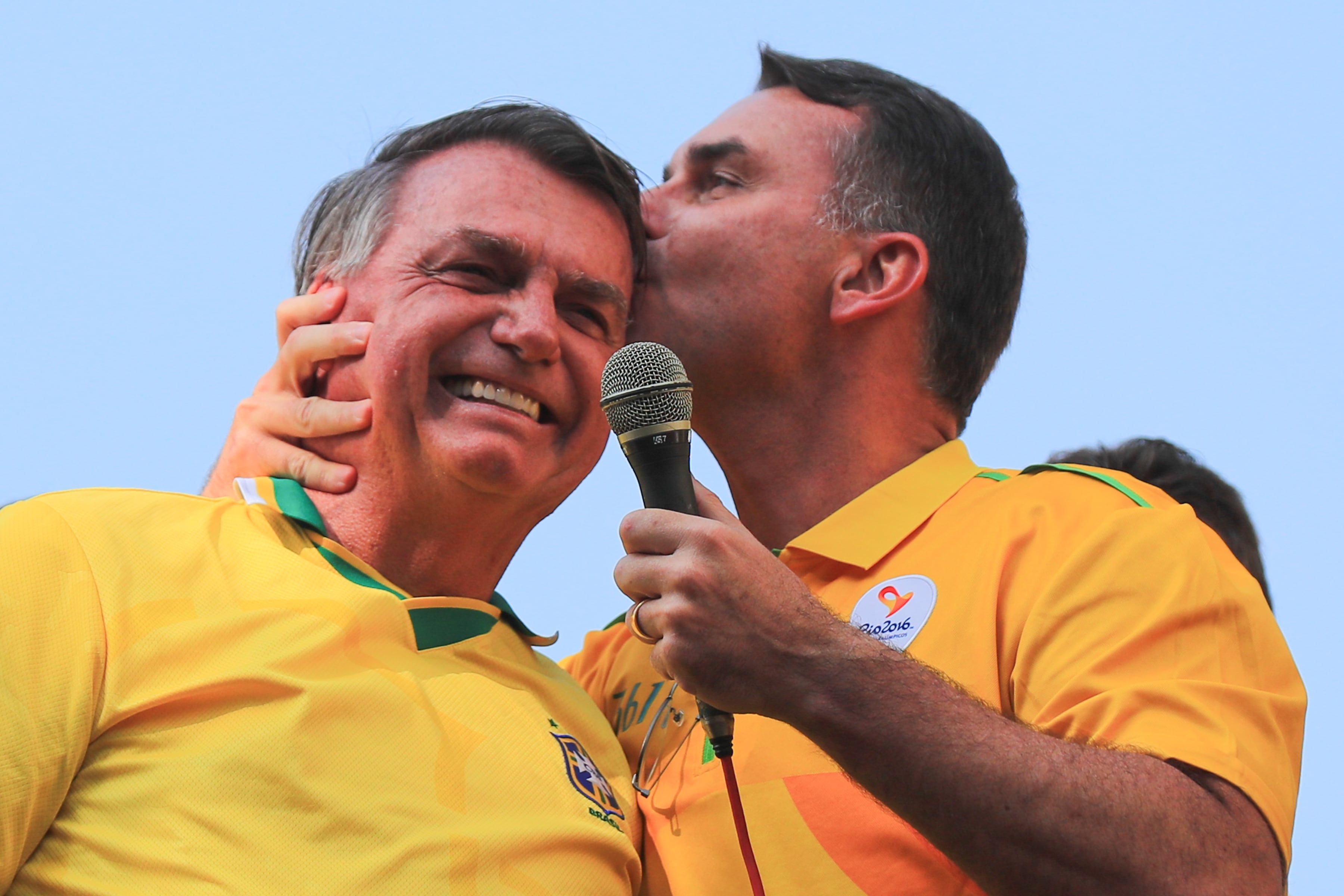 Flavio Bolsonaro (der.), hijo del expresidente brasileño Jair Bolsonaro, le da un beso a su padre (EFE/ André Coelho/Archivo)