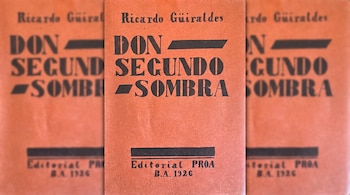 Portada color naranja del libro "Don Segundo Sombra" de Ricardo Güiraldes, Editorial PROA, Buenos Aires 1926. Fondo con la misma tapa desenfocada.