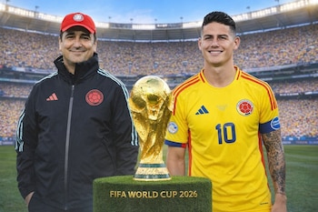 Néstor Lorenzo con gorra roja y James Rodríguez con camiseta amarilla de Colombia posan sonrientes junto a la Copa Mundial FIFA 2026 en un estadio lleno de espectadores.