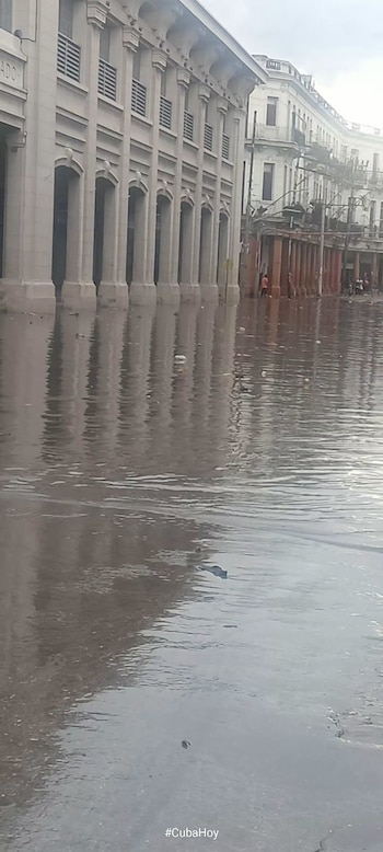 Las precipitaciones generaron inundaciones en avenidas, viviendas y sectores comerciales de La Habana. (Cortesía: Cuba Hoy)