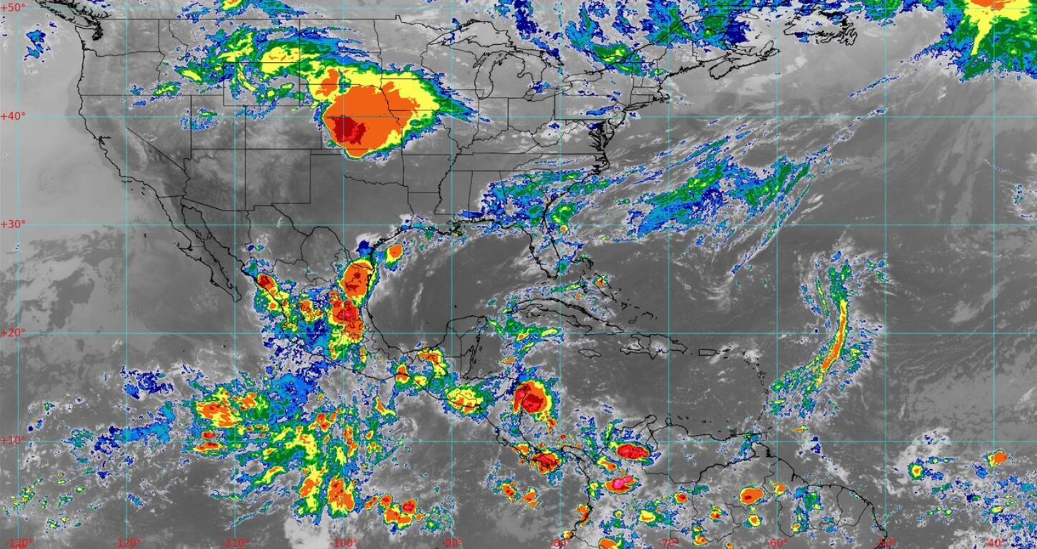 Este gráfico satelital presenta en tiempo real las condiciones meteorológicas, incluyendo la nubosidad y áreas de precipitación, sobre México, Centroamérica y el Caribe. (SMN)