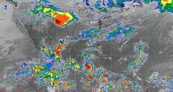 Mapa satelital de América del Norte, Central y el Caribe con contornos de países y nubes de colores. Incluye cuadrícula de coordenadas geográficas