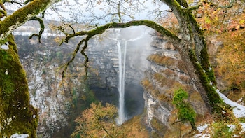 Las rutas de senderismo más espectaculares de Álava: cascadas, parques naturales y pueblos de cuento en el corazón del País Vasco