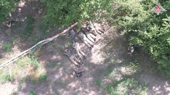 Una vista aérea muestra lo que el Ministerio de Defensa ruso dice que son miembros del servicio ucraniano capturados que yacen en el suelo (Russian Defence Ministry/Handout via REUTERS)