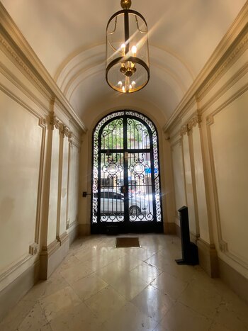 Área de ingreso del edificio