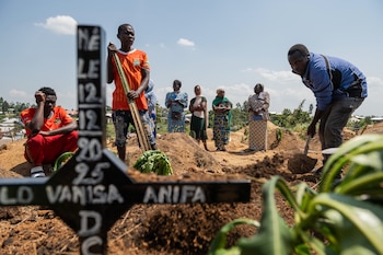 Parientes de Vanisa Anifa, una huérfana de 6 meses que murió de ébola, asisten a su funeral en Bunia, República Democrática del Congo, el viernes 19 de junio de, 2026. (AP Foto/Moses Sawasawa)