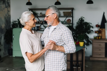 Una pareja de ancianos bailando (Magnific)