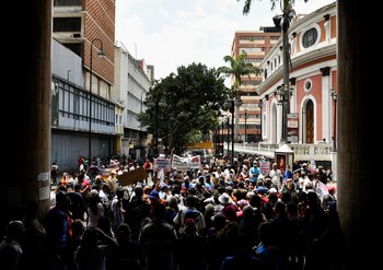 Workers and pensioners take part in a protest outside the headquarters of the Ministry of Labor to demand better salaries and pensions in Caracas, Venezuela April 6, 2022. REUTERS/Gaby Oraa NO RESALES. NO ARCHIVES