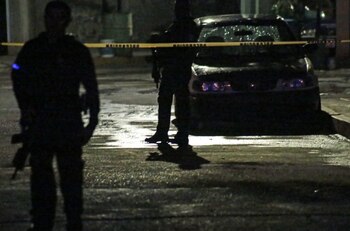 CUERNAVACA, MORELOS, 23JUNIO2017.- Un grupo de desconocidos atacó a balazos a jóvenes que se encontraban en una fiesta en la colonia Los Pilares en esta ciudad. El cuerpo de un hombre sin vida quedó dentro del domicilio y tres más resultaron heridos.
FOTO: MARGARITO PÉREZ RETANA /CUARTOSCURO.COM