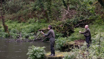Pescan en el río Sella el ‘campanu’ de Asturias, un mes después del inicio la temporada: es el más tardío de la historia