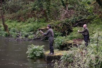 Dos hombres durante el comienzo de la campaña de pesca de salmón, en el río Eo, a 13 de abril de 2025, en San Tirso de Abres, Asturias (España). (Carlos Castro/Europa Press)