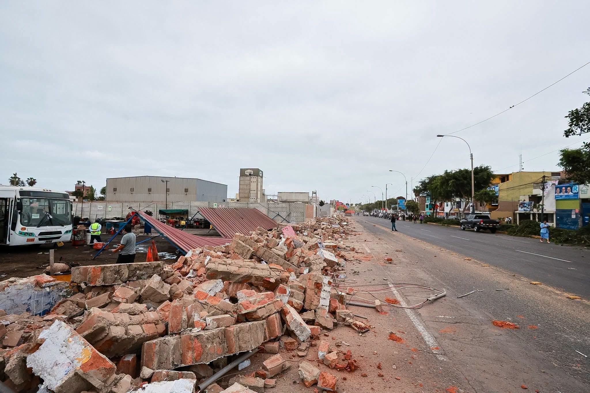 Una acumulación de ladrillos y escombros permanece a un costado de la avenida Venezuela tras los trabajos de retiro realizados por la Municipalidad del Callao. (Municipalidad del Callao)