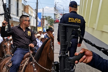 Composición de dos fotos con un hombre a caballo que sostiene un fusil y un oficial de la Policía Nacional Civil de espaldas.
