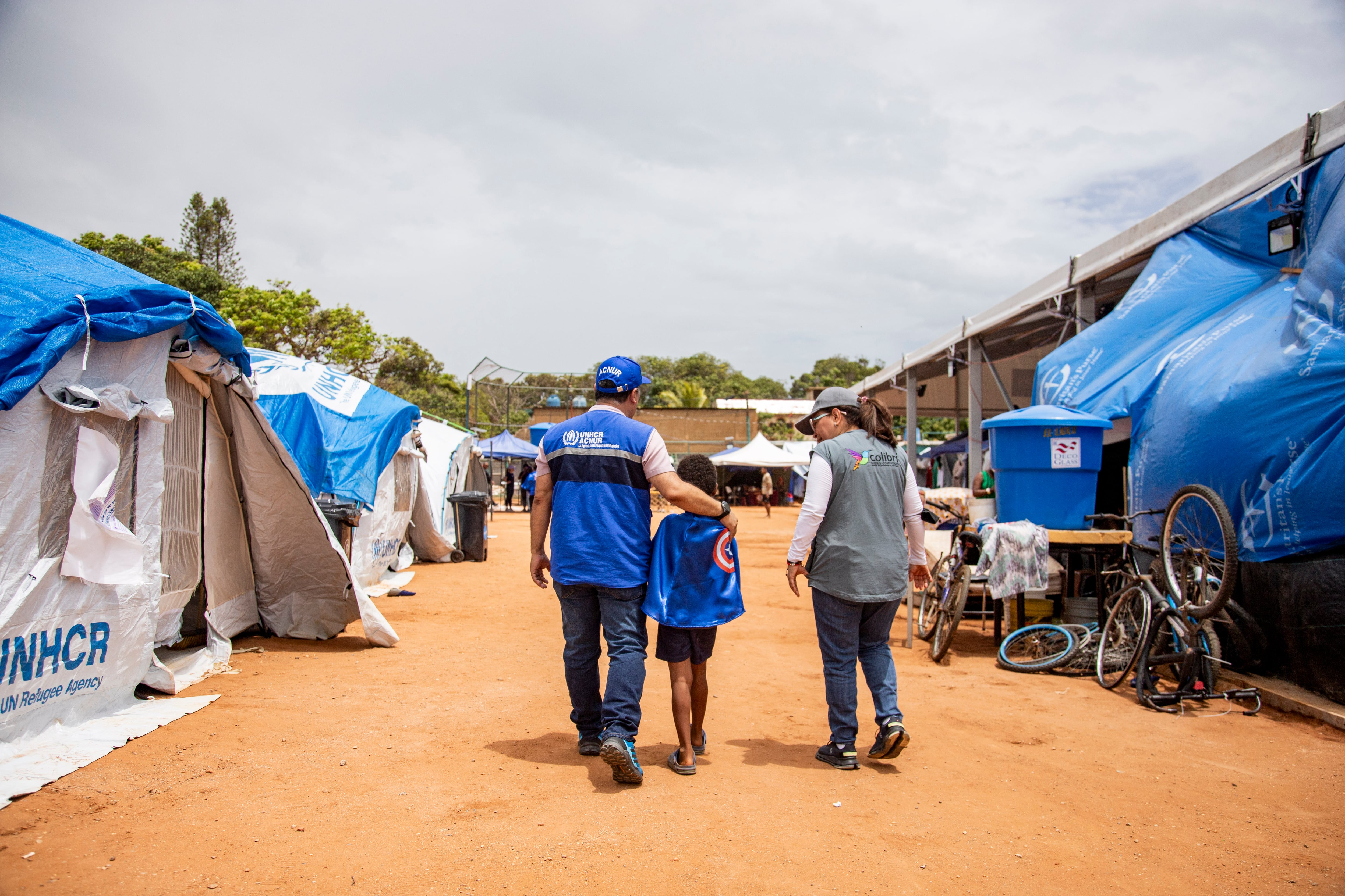 Un niño recibe asistencia de ACNUR y organizaciones asociadas en el campamento de transición de Playa Grande, en La Guaira, Venezuela (Créditos ACNUR - Diana Diaz)
