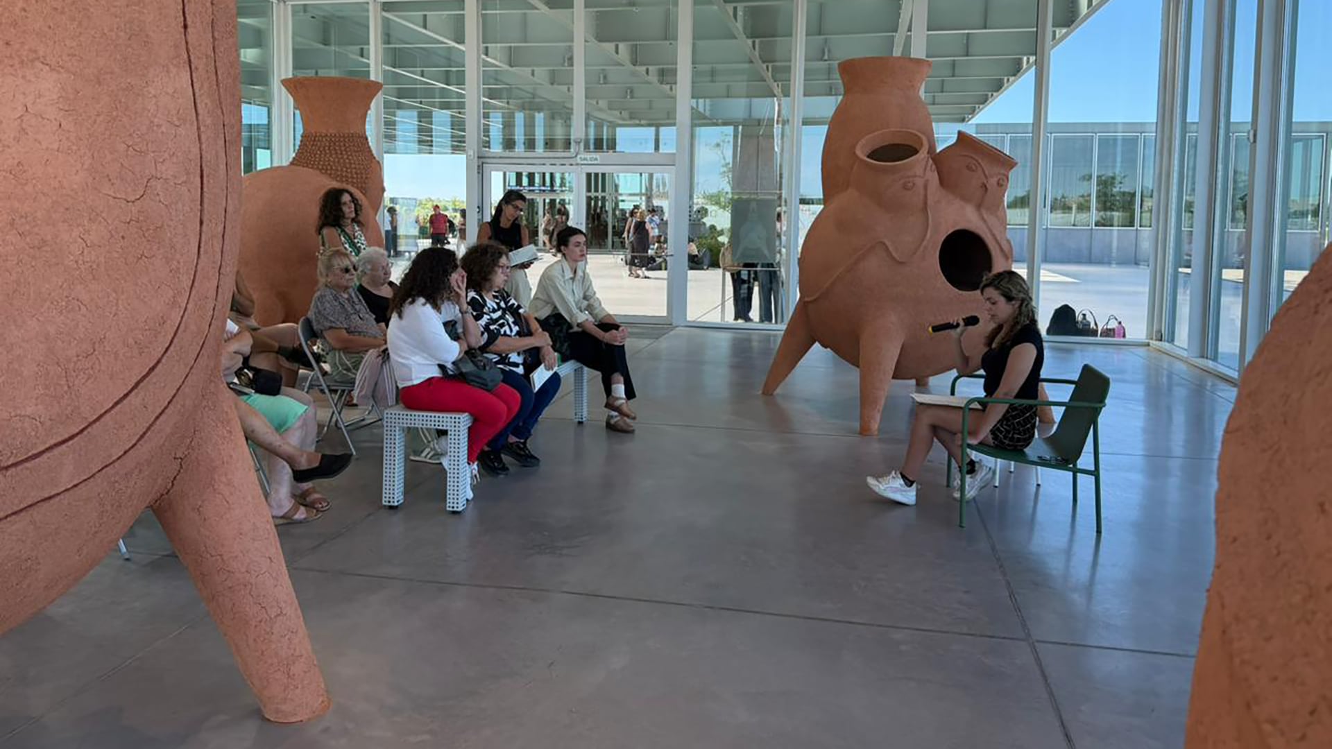 Marie Goiuiric lee un texto para la muestra de Gabriel Chaila en el Museo Malba Puertos